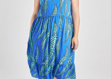 Αμάνικο φόρεμα βισκόζη με βολάν σε εμπριμέ με φύλλα -  - 