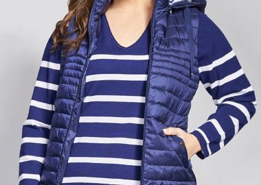 Αμάνικο μπουφάν καπιτονέ με κουκούλα εμπριμέ φλοράλ -  - 