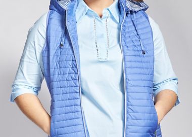 Αμάνικο μπουφάν καπιτονέ με ριγέ κουκούλα -  - 