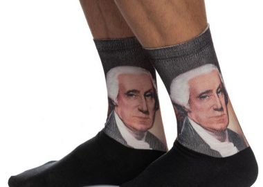 ΑΝΔΡΙΚΗ ΒΑΜΒΑΚΕΡΗ ΚΑΛΤΣΑ ΙΝΙΖΙΟ ΜΕ ΤΥΠΩΜΕΝΟ ΣΧΕΔΙΟ ΠΟΡΤΡΕΤΟ ΤΟΥ ΤΖΟΡΤΖ ΟΥΑΣΙΝΓΚΤΟΝ 4193-01 ΜΑΥΡΟ - INIZIO - 