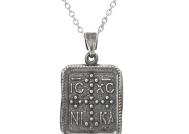 Ασημένιο μενταγιόν Κωνσταντινάτο με οξειδωμένο φλουρί σε σχήμα πλάκας με περίτεχνο πλαίσιο -  - 