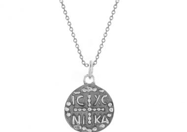 Ασημένιο μενταγιόν με φλουρί Κωνσταντινάτο, οξειδωμένο, με ανάγλυφο σχέδιο, μικρού μεγέθους -  - 