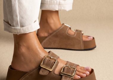 ATENEO Flatform σανδάλια με Λεπτομέρεια Αγκράφας - 67001 - Taupe Σουέτ - ATENEO - 