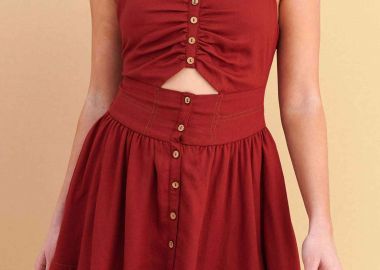 Attrattivo γυναικείο mini αμάνικο φόρεμα μονόχρωμο με cut-out - 9923331 Κόκκινο - ATTRATTIVO - 