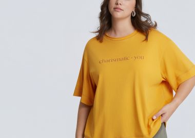 Βαμβακερό boxy t-shirt με logo “charismatic you” - MAT FASHION - 