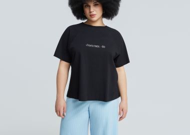 Βαμβακερό t-shirt με ρεγκλάν μανίκια & κεντημένο logo “charismatic life” - MAT FASHION - 