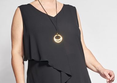 Βραδινό αμάνικο τοπ με κολιέ και ασύμμετρο τελείωμα και βολάν -  - 