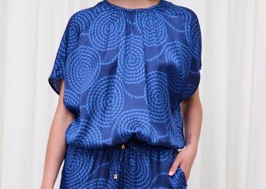 Capetanissa γυναικεία μπλούζα με print και σατέν όψη Relaxed Fit 
