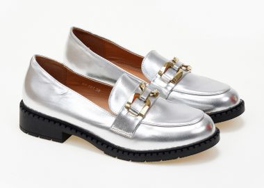 Χαμηλά loafers με μεταλλική λεπτομέρεια - Ασημί - Issue - 