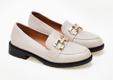 Χαμηλά loafers με μεταλλική λεπτομέρεια - Μπεζ - Issue - 