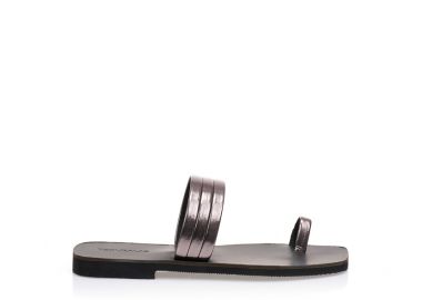 Χειροποίητα σανδάλια ανθρακί δερματίνη με σχέδιο δαχτυλίδι και φάσα. ΑΤΣΑΛΙ - Tsoukalas - 