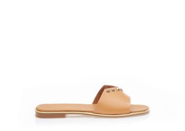 Χειροποίητα σανδάλια μπεζ δερματίνη με τρουκς στην φάσα και χρυσή λεπτομέρεια περιμετρικά στην σόλα ΜΠΕΖ - Tsoukalas - 