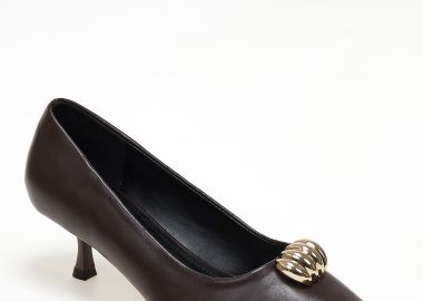 Chic γόβες με μεταλλική χρυσή λεπτομέρεια - Καφέ - Issue - 