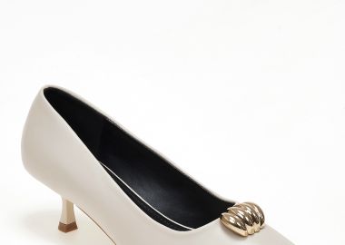 Chic γόβες με μεταλλική χρυσή λεπτομέρεια - Μπεζ - Issue - 