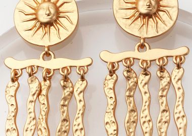 ΧΡΥΣΑ ΣΚΟΥΛΑΡΙΚΙΑ ΜΕ ΗΛΙΟ ΣΤΗΝ ΒΑΣΗ ΚΑΙ ΚΡΕΜΑΣΤΑ ΠΑΡΑΛΛΗΛΟΓΡΑΜΜΑ - Anna Raxevsky - 