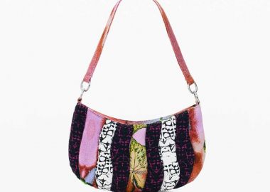 Desigual γυναικεία τσάντα ώμου με πολύχρωμες ρίγες και γεωμετρικά μοτίβα 