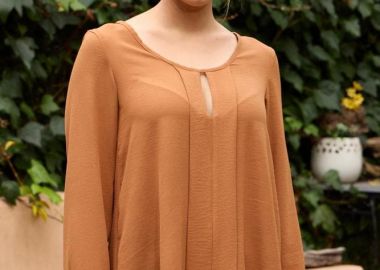 ΕΚΑΪ ΜΠΛΟΥΖΑ ΜΕ ΠΙΕΤΕΣ - Anna Raxevsky - 