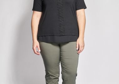 Ελαστικό cropped παντελόνι με διακοσμητικά κουμπιά -  - 