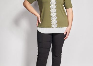 Ελαστικό παντελόνι slim fit με λάστιχο στη μέση -  - 