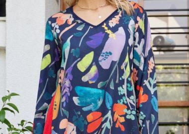 ΕΜΠΡΙΜΕ ΕΒΑΖΕ ΜΠΛΟΥΖΑ ΜΕ V ΚΑΙ ΚΟΚΚΙΝΕΣ ΛΕΠΤΟΜΕΡΕΙΕΣ - Anna Raxevsky - 