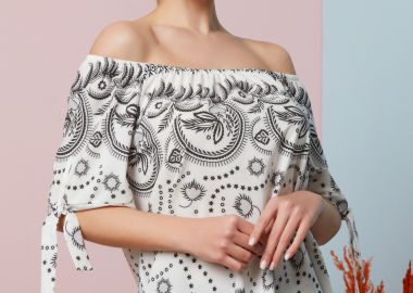 ΕΜΠΡΙΜΕ ΜΠΛΟΥΖΑ ΜΕ ΛΑΣΤΙΧΟ ΣΤΟΥΣ ΩΜΟΥΣ - Anna Raxevsky - 