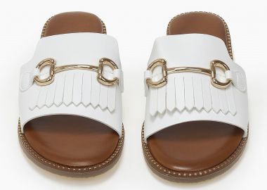 Φλατ ανοιχτά σανδάλια με φαρδιά φάσα, κρόσια και αγκράφα - Λευκό - Issue - 