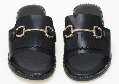 Φλατ ανοιχτά σανδάλια με φαρδιά φάσα, κρόσια και αγκράφα - Μαύρο - Issue - 