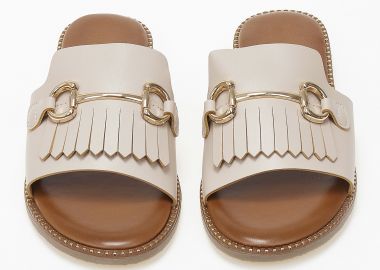 Φλατ ανοιχτά σανδάλια με φαρδιά φάσα, κρόσια και αγκράφα - Μπεζ - Issue - 