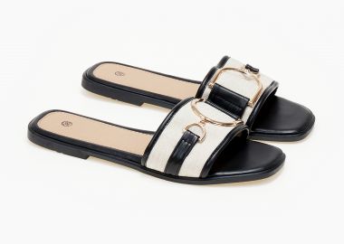 Flat ανοιχτά σανδάλια με φάσα και μεταλλική λεπτομέρεια - Μαύρο - Issue - 