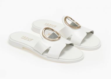 Flat σανδάλια ελληνικής κατασκευής με διακοσμητική αγκράφα - Λευκό - Issue - 