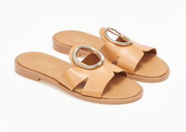 Flat σανδάλια ελληνικής κατασκευής με διακοσμητική αγκράφα - Μπεζ - Issue - 