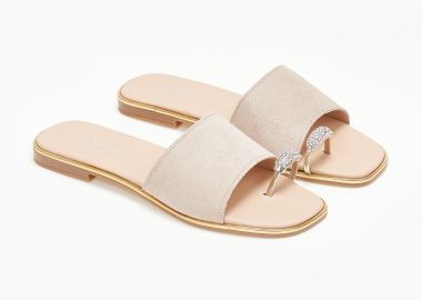 Φλατ σανδάλια ελληνικής κατασκευής με suede φάσα και δαχτυλίδι - Μπεζ - Issue - 