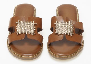 Φλατ σανδάλια με φάσα και μεταλλική λεπτομέρεια - Κάμελ - Issue - 