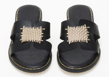 Φλατ σανδάλια με φάσα και μεταλλική λεπτομέρεια - Μαύρο - Issue - 