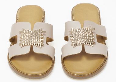 Φλατ σανδάλια με φάσα και μεταλλική λεπτομέρεια - Μπεζ - Issue - 