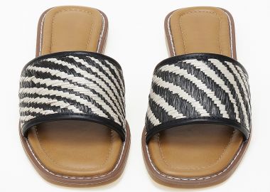 Φλατ σανδάλια με φάσα σε ψάθινο σχέδιο - Μαύρο - Issue - 