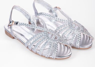 Φλατ σανδάλια με λουράκια σε πλεκτό σχέδιο - Ασημί - Issue - 