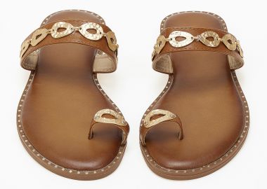 Φλατ σανδάλια με toe ring και μεταλλικές λεπτομέρειες - Κάμελ - Issue - 