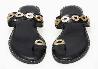 Φλατ σανδάλια με toe ring και μεταλλικές λεπτομέρειες - Μαύρο - Issue - 