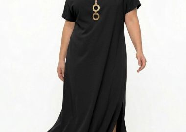 Φόρεμα με λοξή λαιμόκοψη και κολιέ σε μαύρο χρώμα plus size -  - 