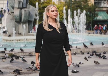 Φόρεμα mini κρουαζέ με σούρες σε μαύρο χρώμα -  - 