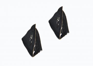 Γλυπτά σκουλαρίκια με χρυσή λεπτομέρεια - MAT FASHION - 