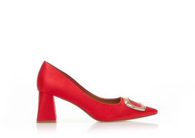 Γόβες κόκκινες σατέν μυτερές με χρυσή αγκράφα ΚΟΚΚΙΝΟ - Tsoukalas - 