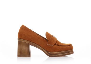 Γόβες loafers κάμελ σουέτ με μεταλλική λεπτομέρεια ΚΑΜΕΛ - Tsoukalas - 