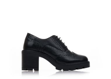 Γόβες loafers μαύρες δερματίνη με διάτρητο σχέδιο και κορδόνια ΜΑΥΡΟ - Tsoukalas - 