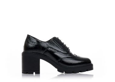 Γόβες loafers μαύρες λουστρίνι με διάτρητο σχέδιο και κορδόνια ΜΑΥΡΟ - Tsoukalas - 