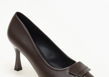 Γόβες με διακοσμητική αγκράφα - Καφέ - Issue - 