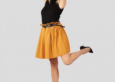 Γυναικεία πλισέ φούστα με ζώνη μουσταρδί - SOU - 