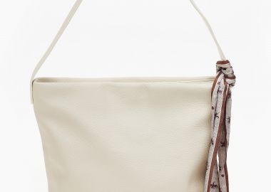 Γυναικεία τσάντα ώμου με διακοσμητικό μαντήλι - Μπεζ - Issue - 