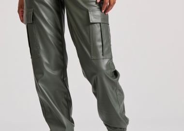 Γυναικείο cargo παντελόνι από οικολογικό δέρμα (PU) - FUNKY BUDDHA - 